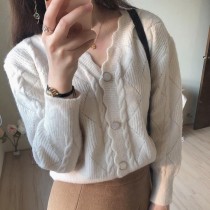 【現貨】韓國訂單．小眾設計款 波浪領口 珍珠扣 毛衣上衣